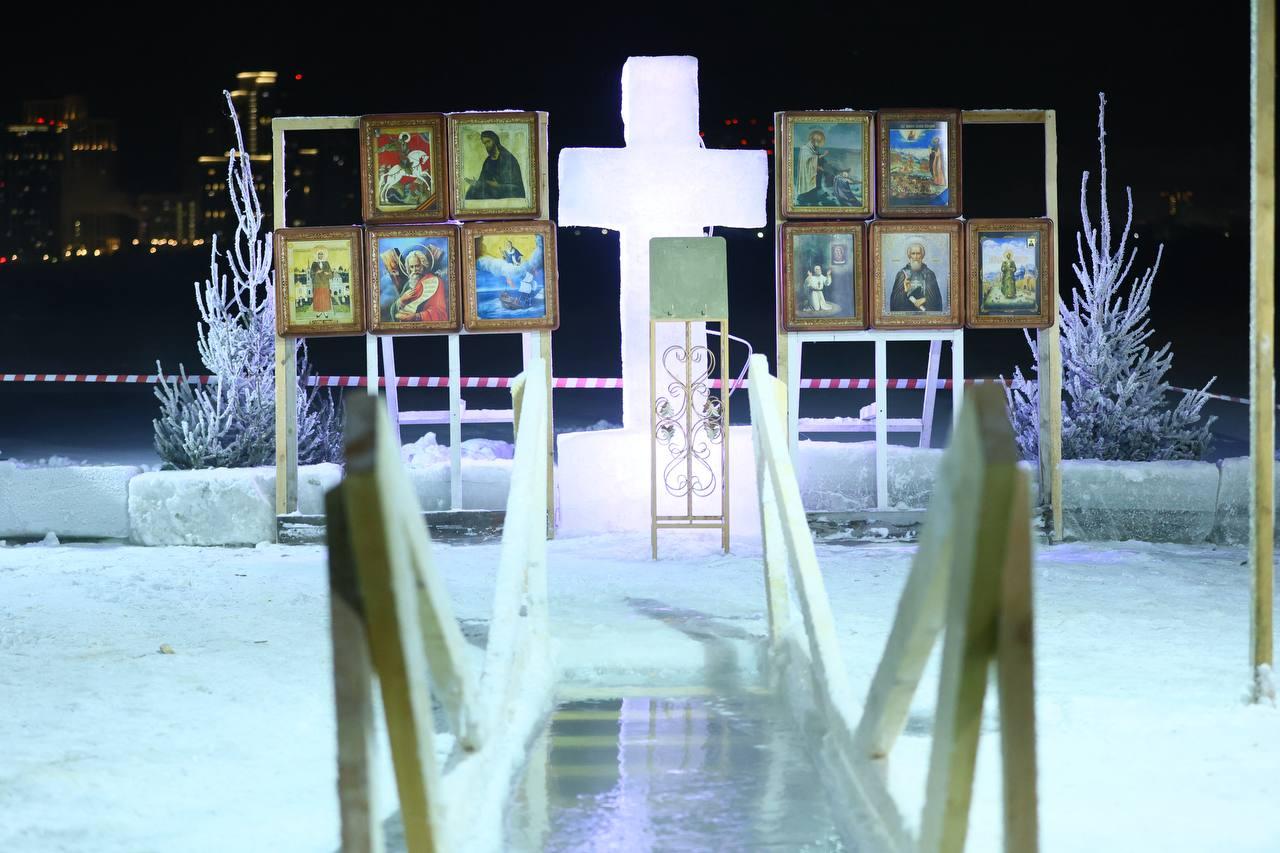 Фото Крещенские купания-2026: как новосибирцы ныряют в купель в аномальный мороз почти –40 градусов. ОНЛАЙН 3